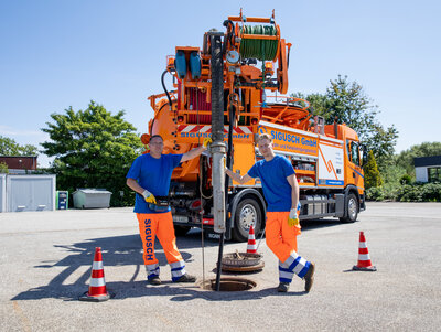 Sigusch Mitarbeiter bei der Rohrreinigung am Fahrzeug