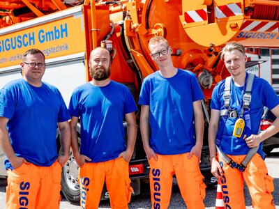 Sigusch Mitarbeiter vor einem Reinigungsfahrzeug